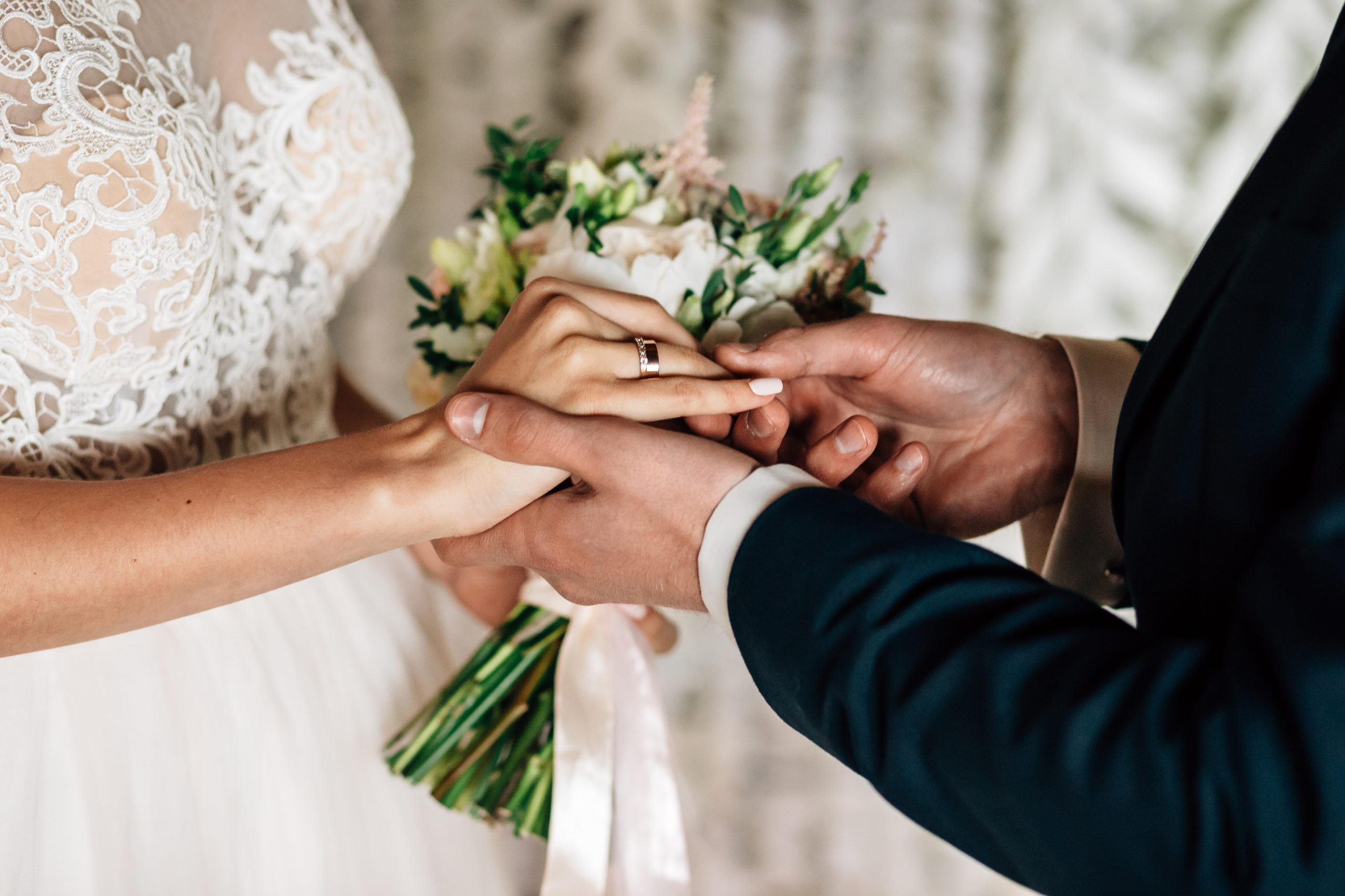 Brautpaar tauscht Ringe aus Miriam Herzberg • Freie Rednerin • Hochzeit