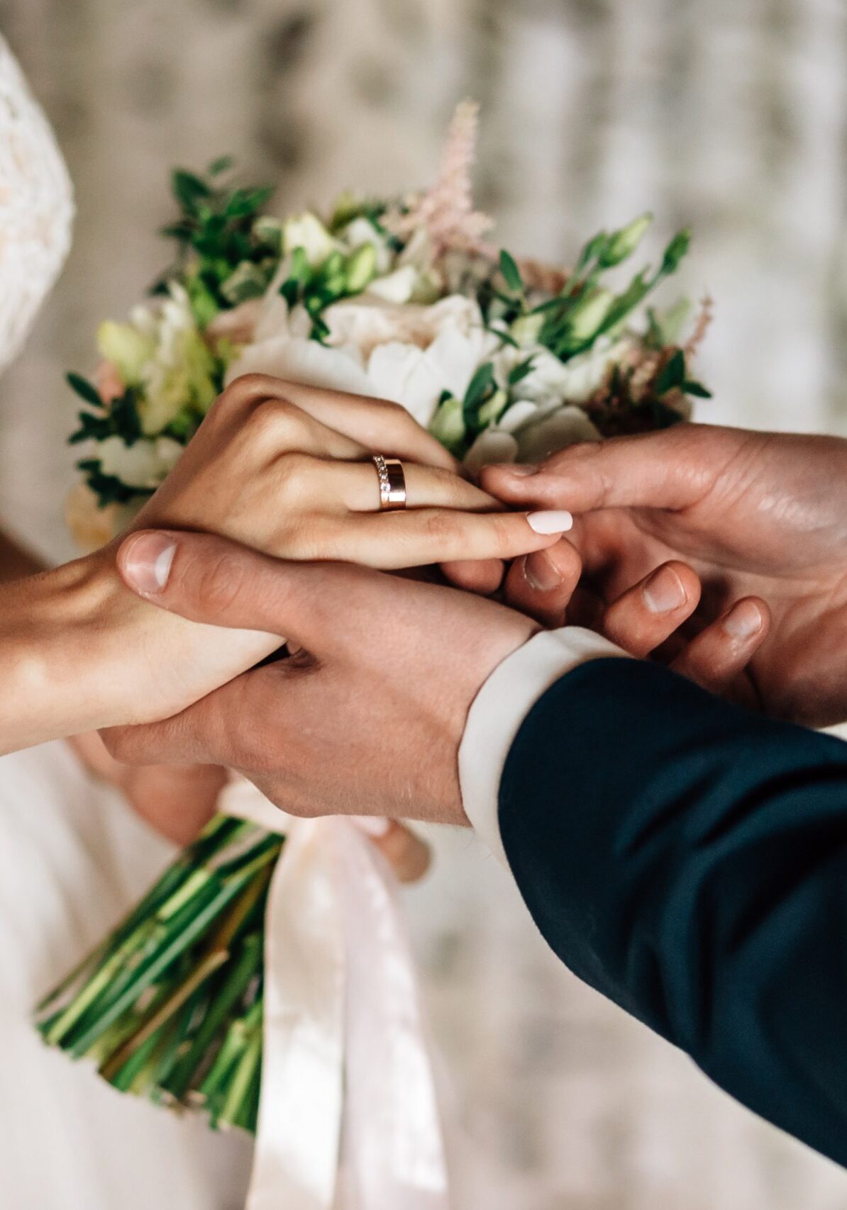 Brautpaar tauscht Ringe aus Brautpaar tauscht Ringe aus Miriam Herzberg • Freie Rednerin • Hochzeit